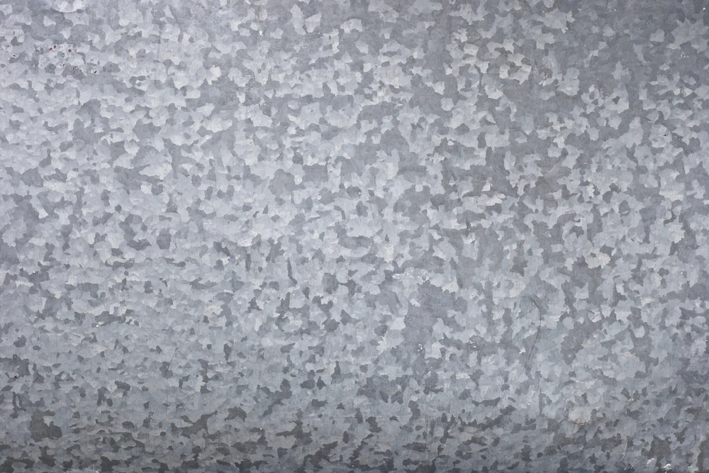 Surface murale intérieure présentant un revêtement dégradé avec écaillage de peinture