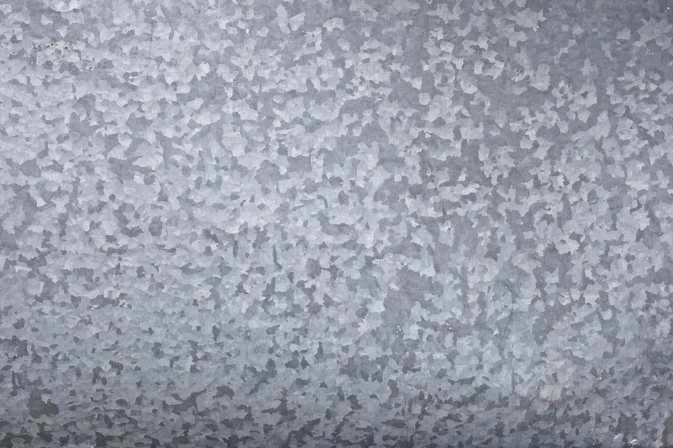 Surface murale intérieure présentant un revêtement dégradé avec écaillage de peinture