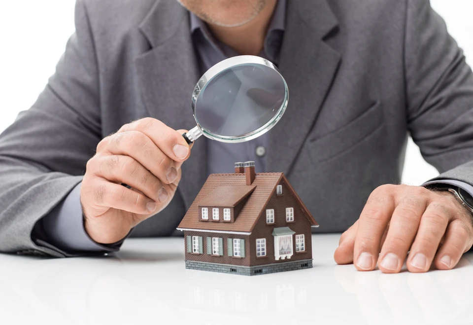 Inspecteur examinant une maison à l'aide d'une loupe, d'une inspection de maison et d'un concept immobilier