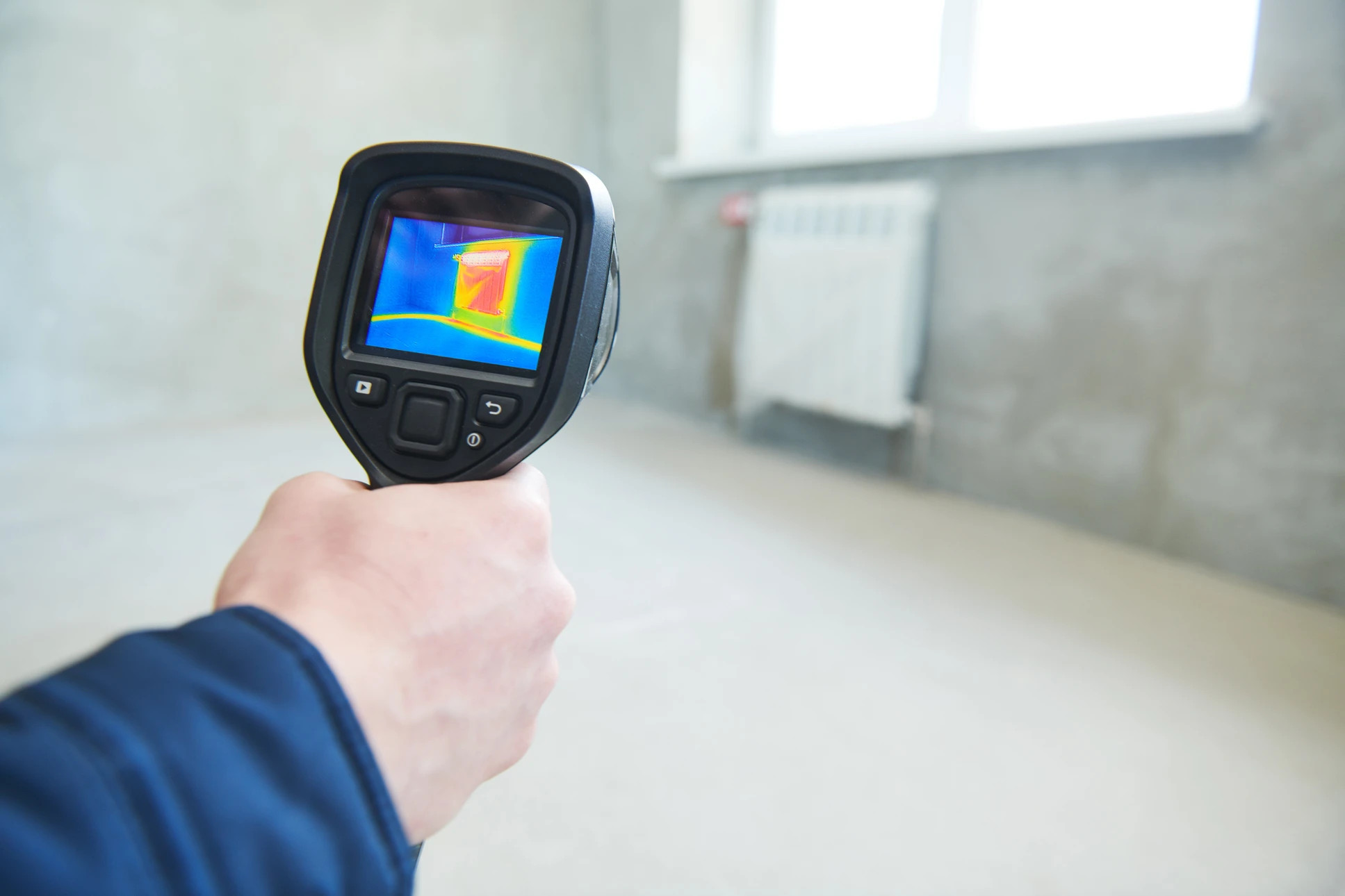 Intérieur moderne avec professionnel utilisant caméra thermique infrarouge pour inspection technique