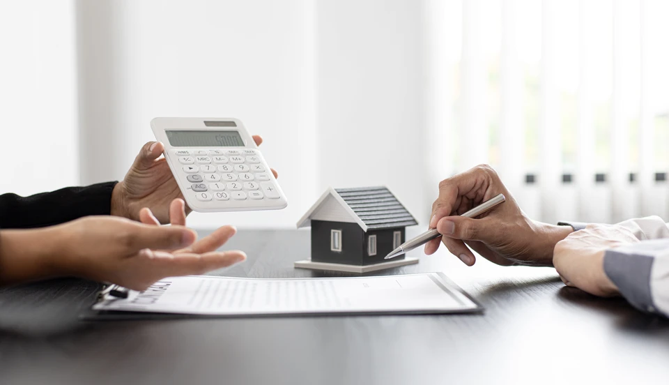 L'agent immobilier a parlé des conditions du contrat d'achat de maison et a demandé au client de signer les documents pour faire légalement le contrat, le concept de vente de maison et d'assurance habitation
